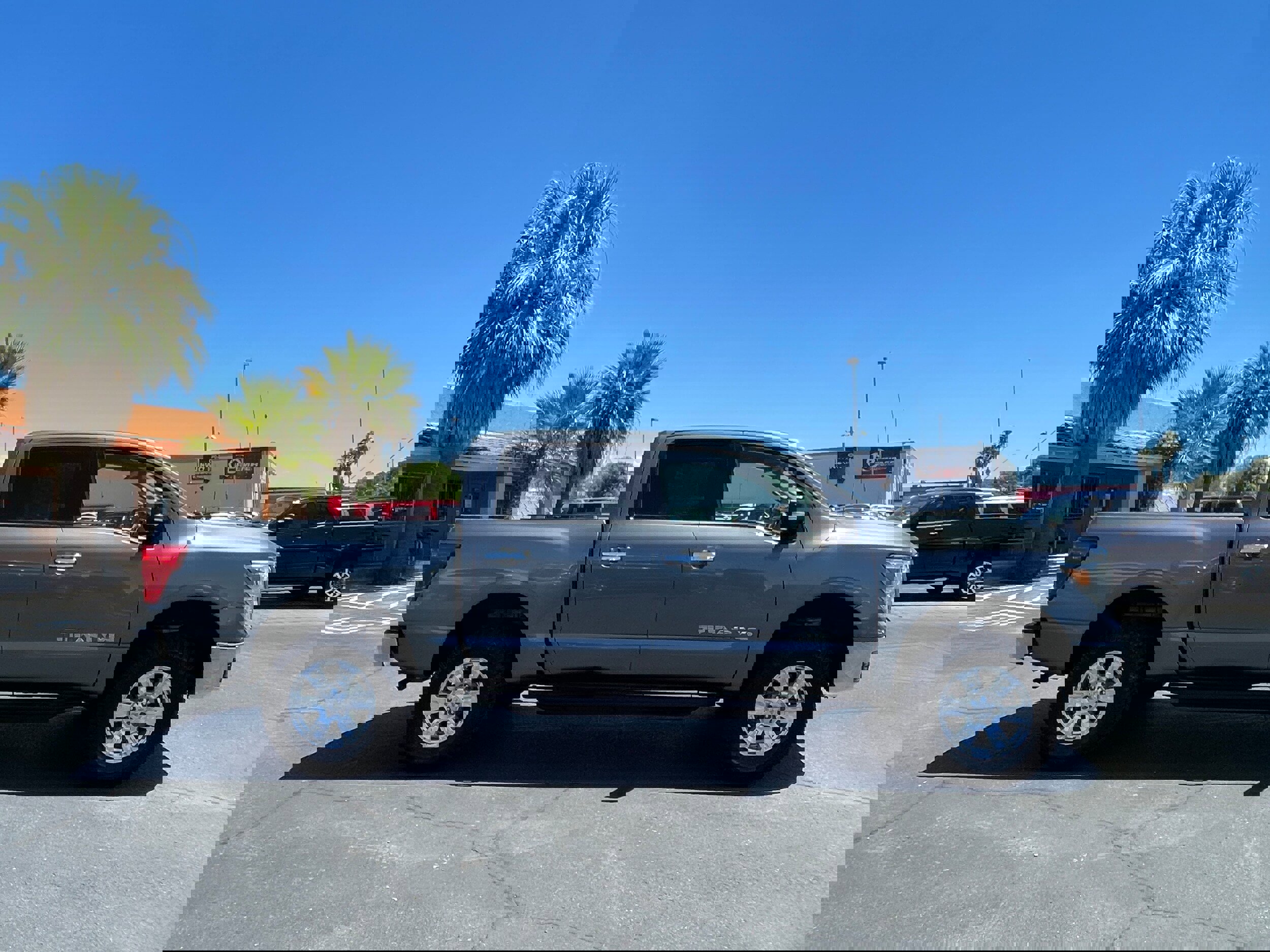 Used 2018 Nissan Titan SV image 6