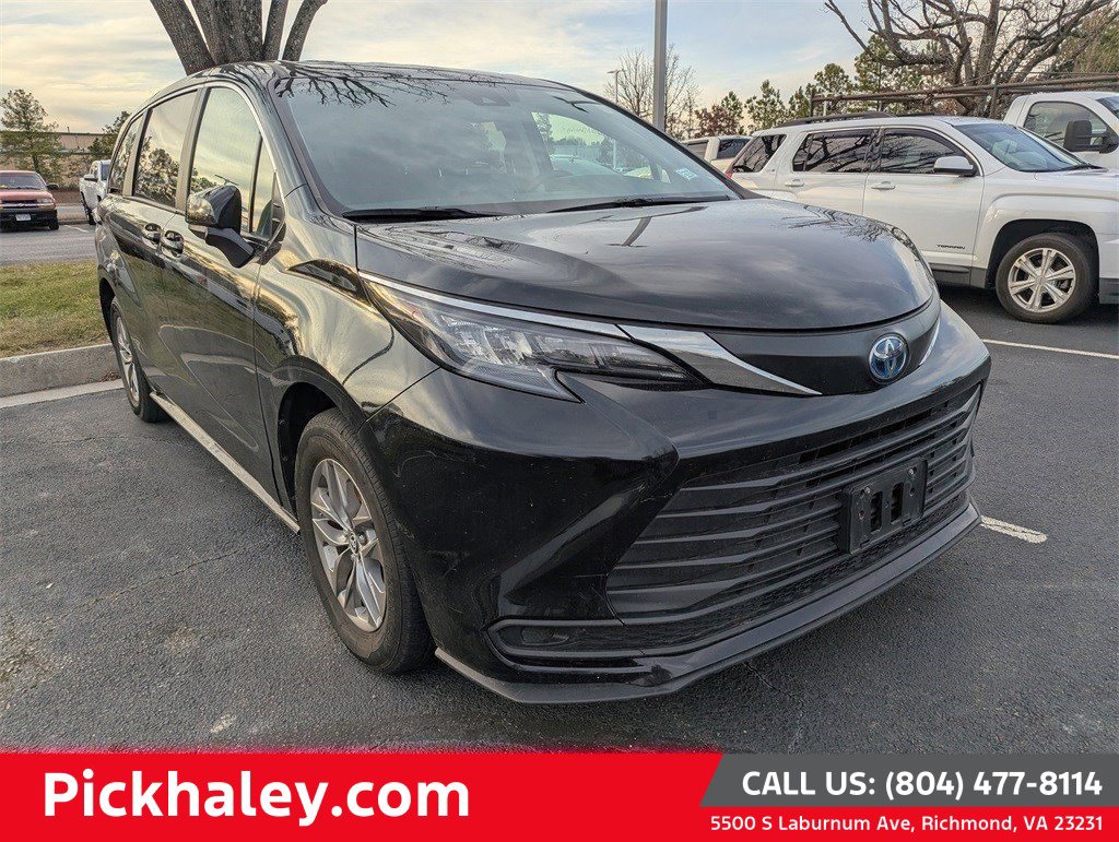 Used 2024 Toyota Sienna LE image 1