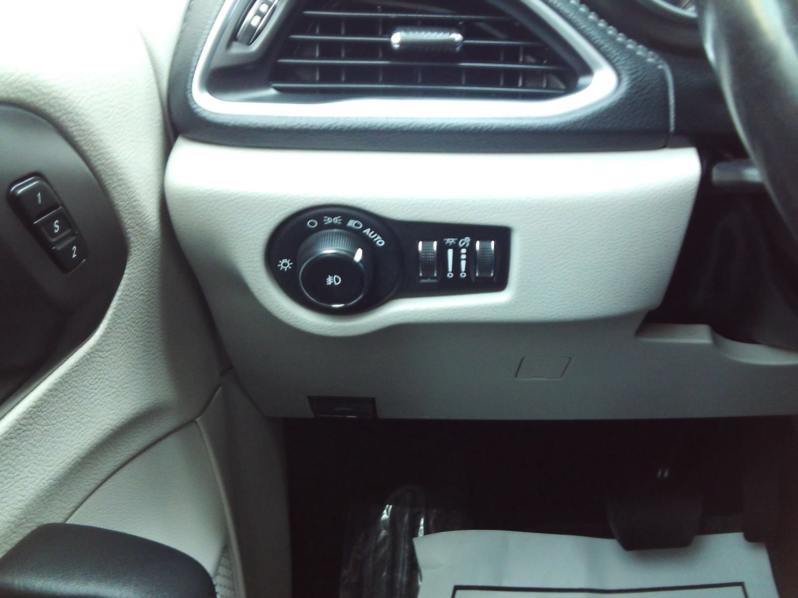 Used 2019 Chrysler Pacifica Limited w/ Tire & Wheel Group FWD image 12