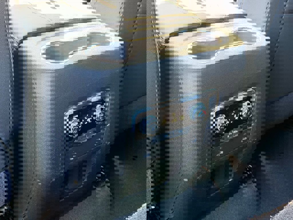 Used 2024 GMC Yukon XL SLT image 18