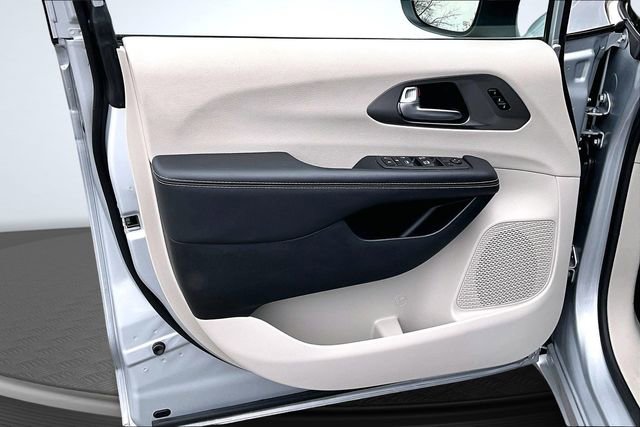 Used 2023 Chrysler Pacifica Touring-L image 18
