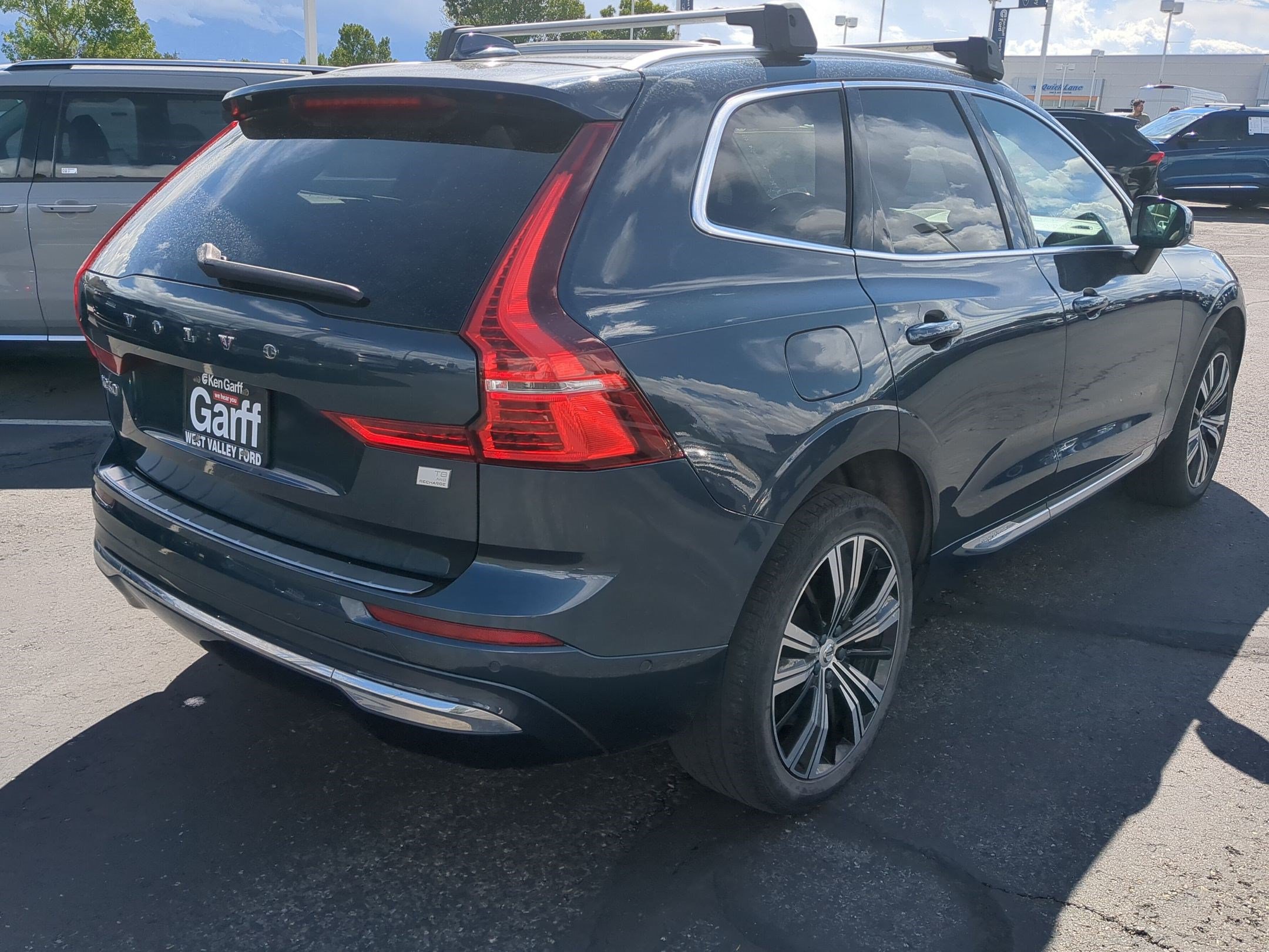 Used 2022 Volvo XC60 T8 Inscription w/ Advanced Package AWD/4WD image 3