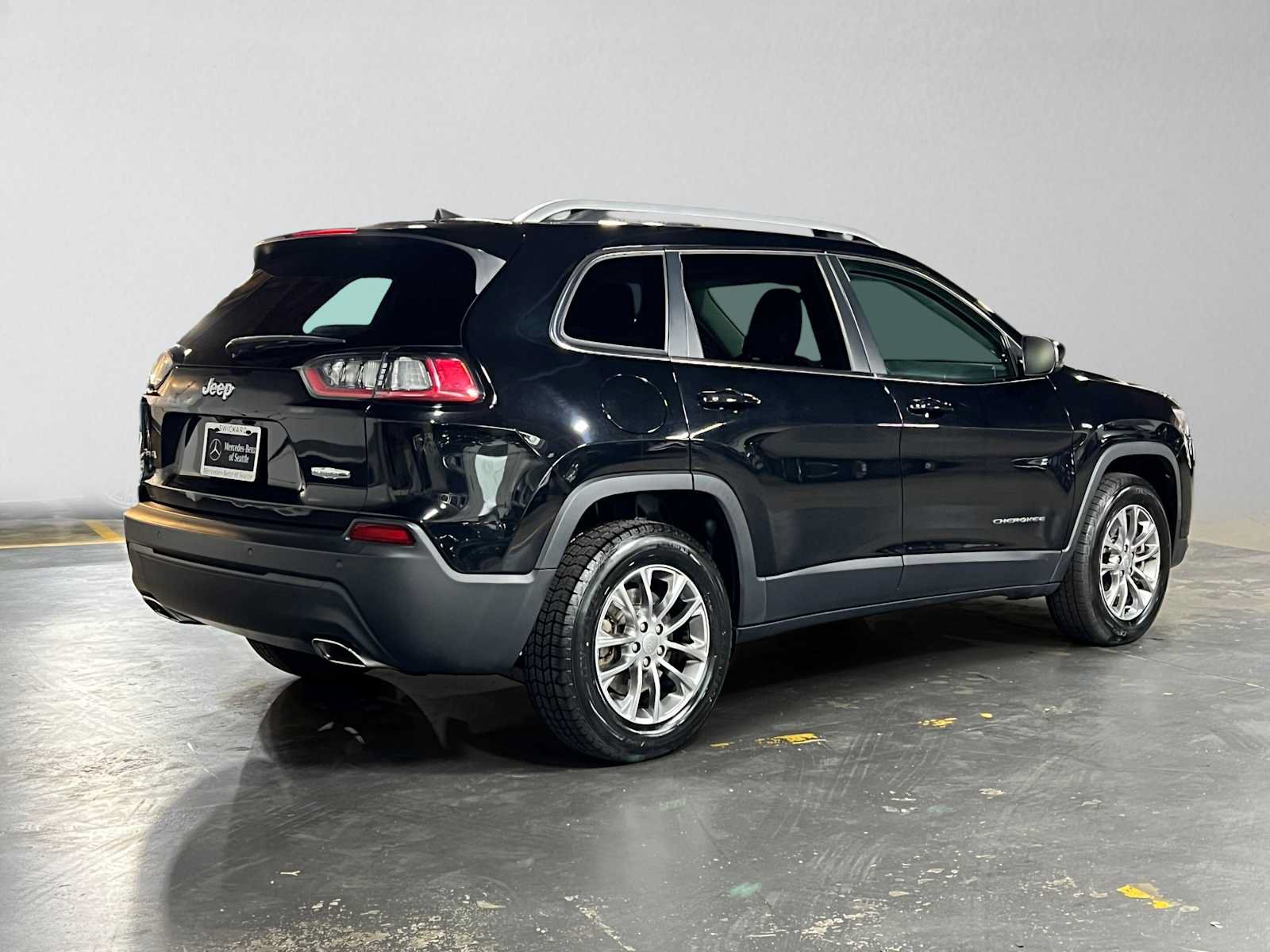 Used 2019 Jeep Cherokee Latitude Plus w/ Cold Weather Group AWD/4WD image 3