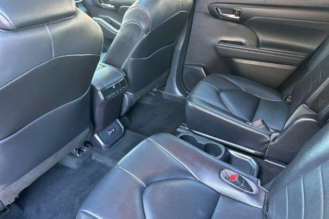Used 2021 Toyota Highlander XLE FWD image 12