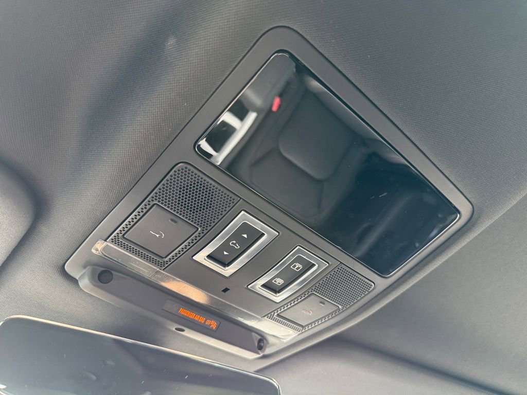 Used 2025 Land Rover Defender 130 X-Dynamic SE image 31