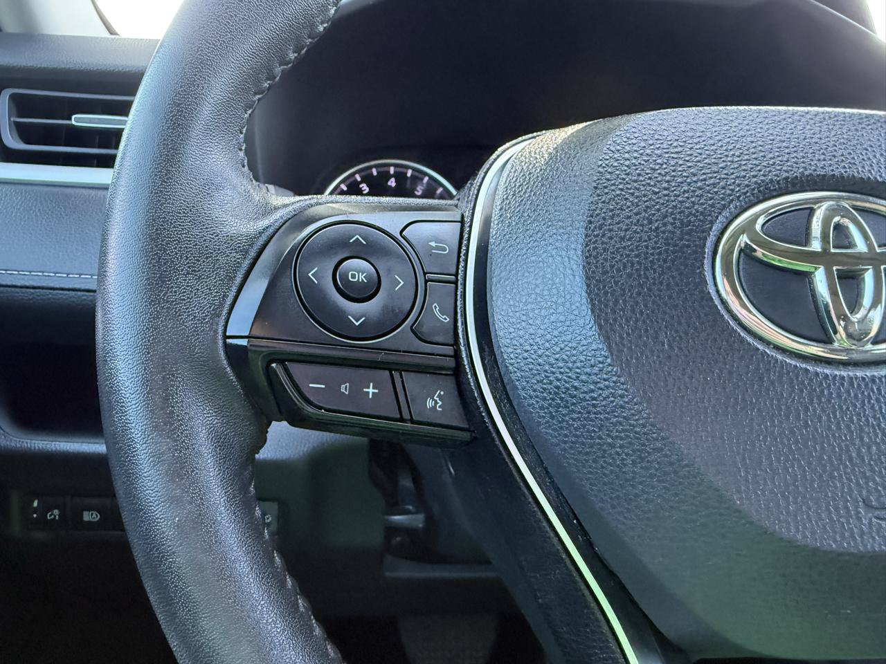 Used 2022 Toyota RAV4 XLE Premium FWD image 24