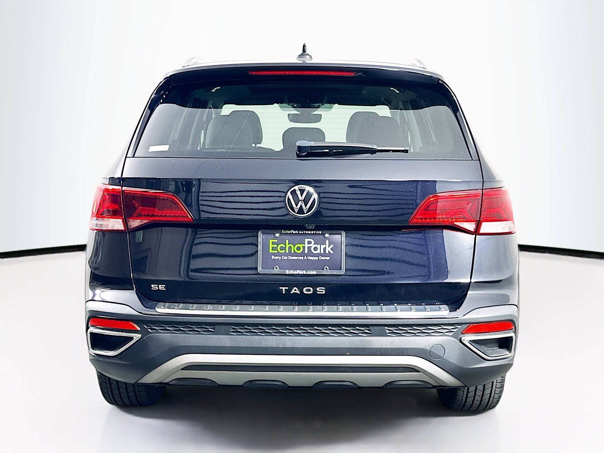 Used 2023 Volkswagen Taos SE w/ Panoramic Sunroof Package FWD image 7
