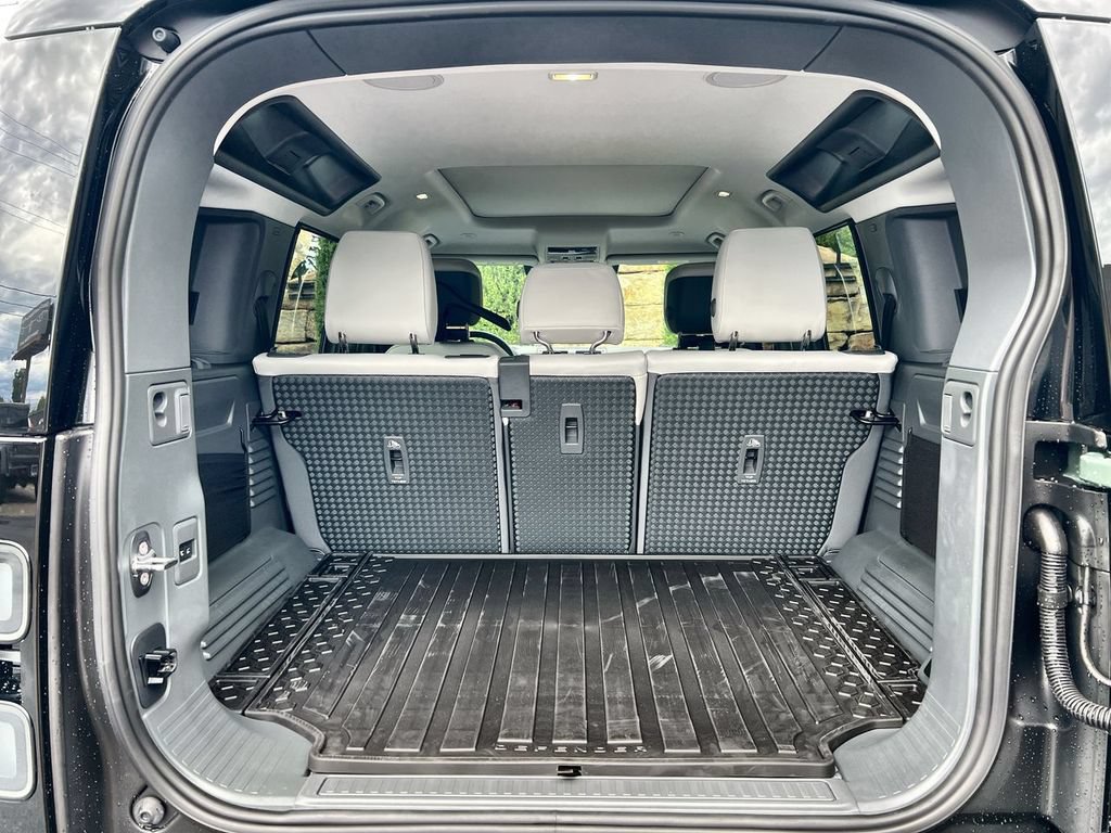 New 2026 Land Rover Defender 110 AWD/4WD image 18
