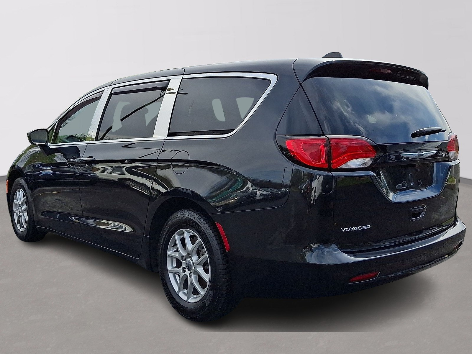 Used 2024 Chrysler Voyager LX FWD image 4