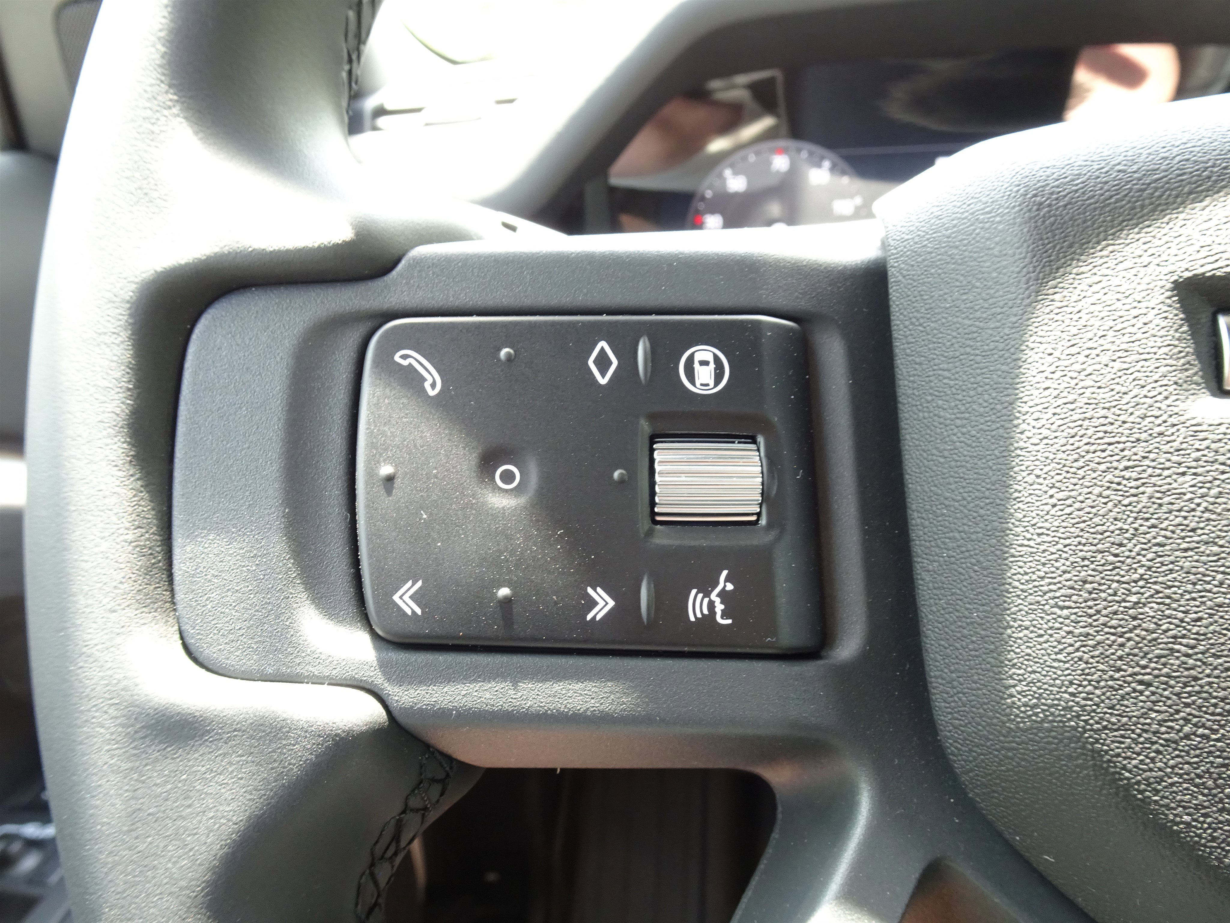 New 2026 Land Rover Defender 110 X-Dynamic SE AWD/4WD image 27