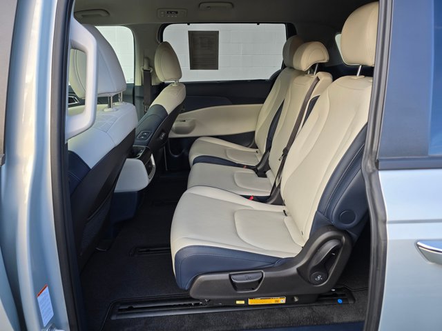 Used 2026 Kia Carnival EX FWD image 15
