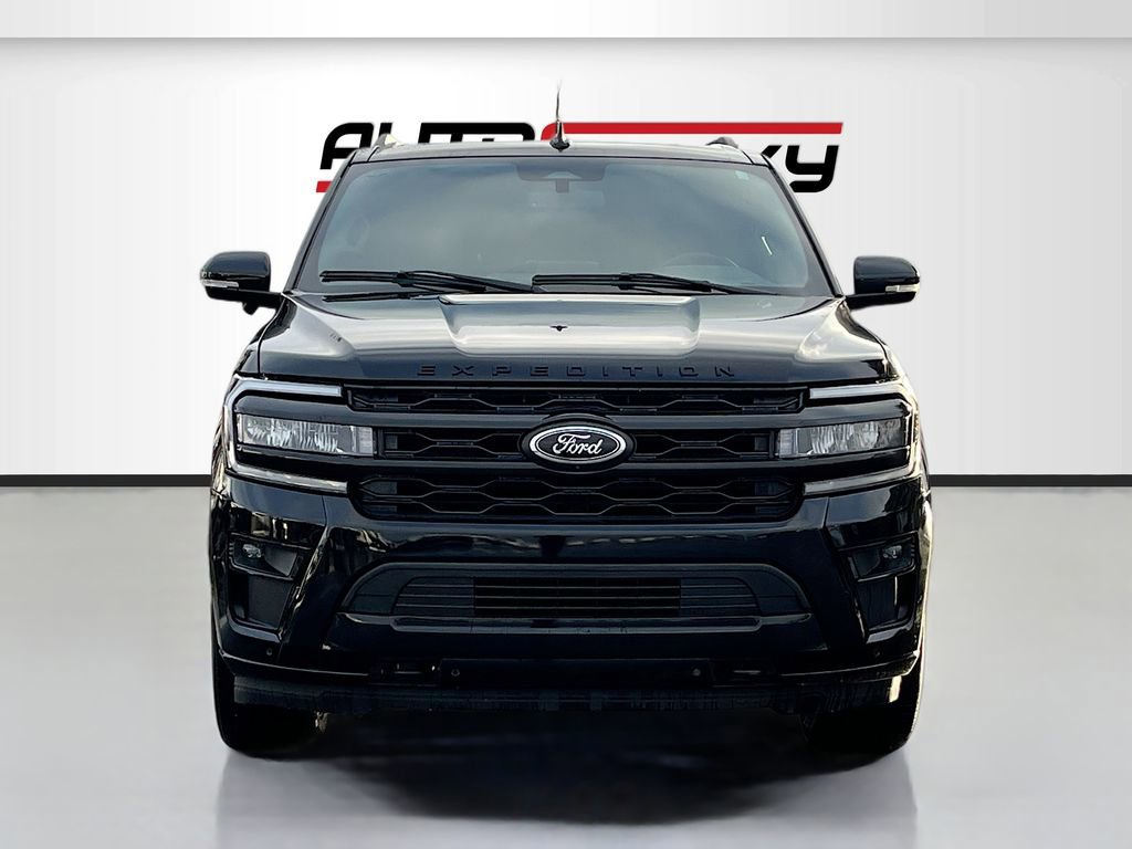 Used 2023 Ford Expedition Limited image 2