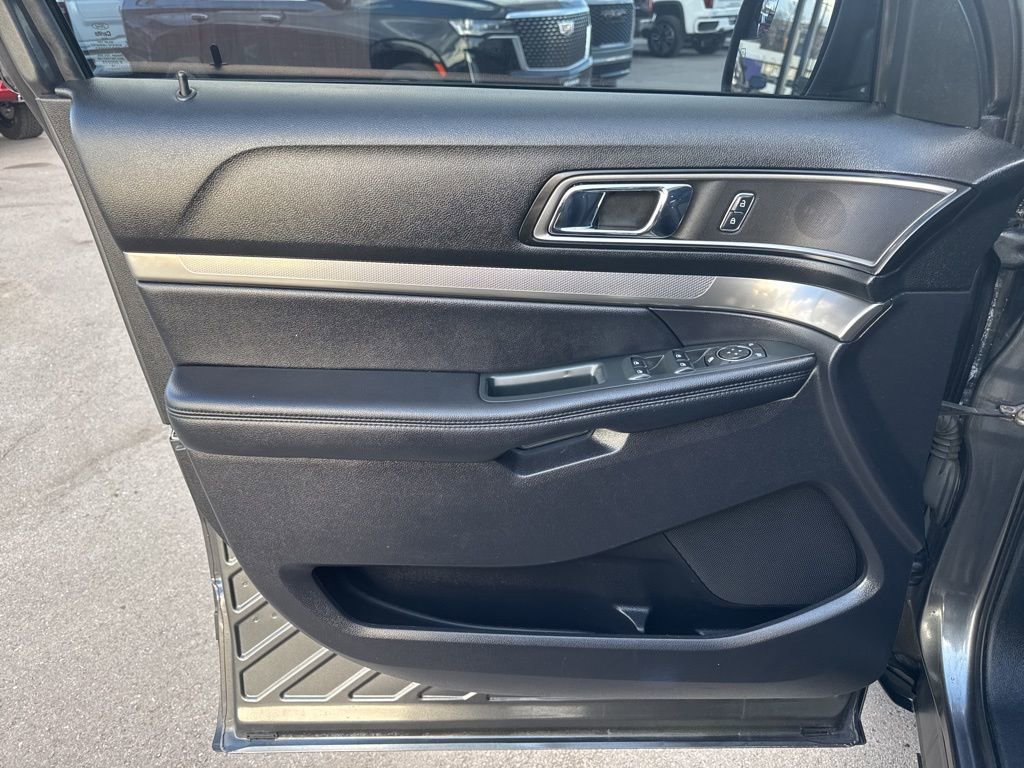 Used 2019 Ford Explorer XLT image 10