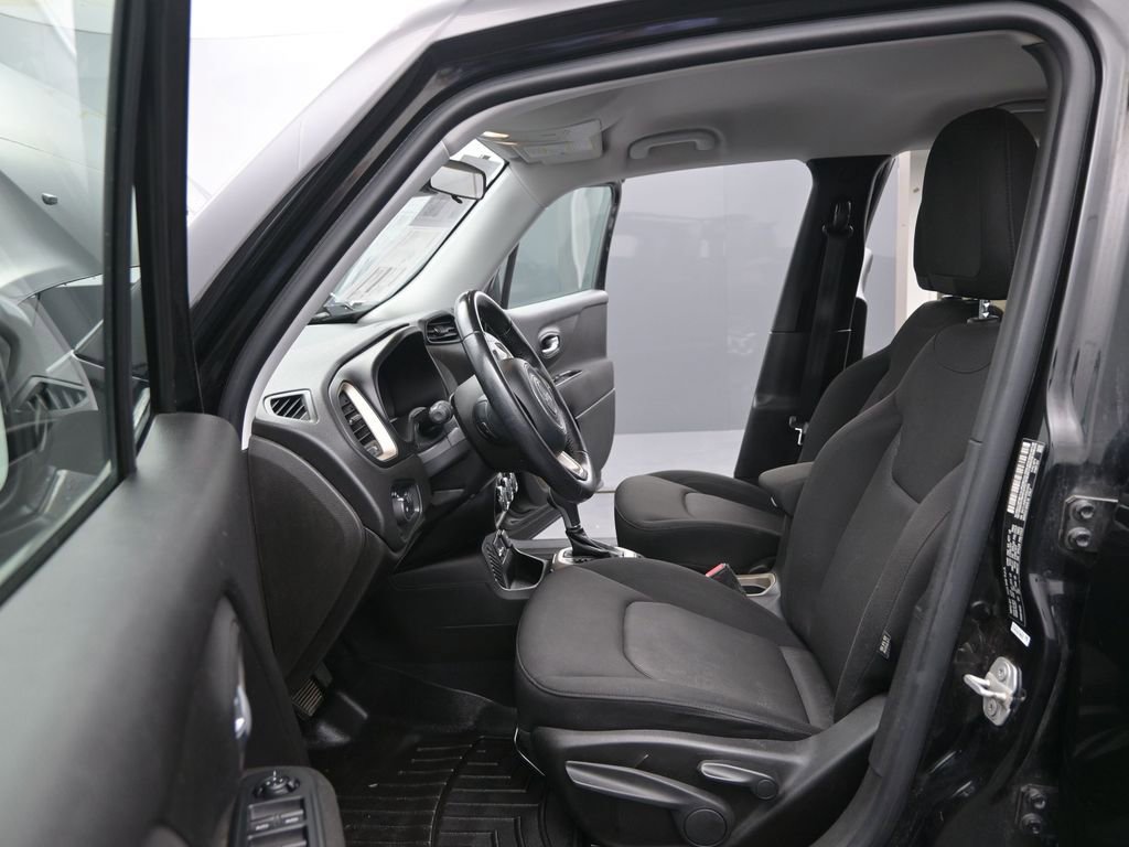 Used 2017 Jeep Renegade Latitude FWD image 10