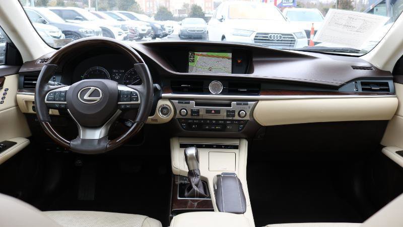 Used 2018 Lexus ES 350 w/ Luxury Package w/Wood Trim image 24