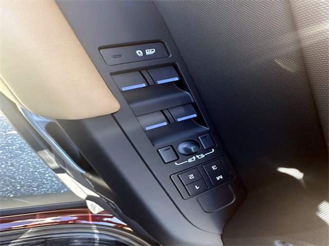 New 2025 Land Rover Defender 130 X-Dynamic SE image 18