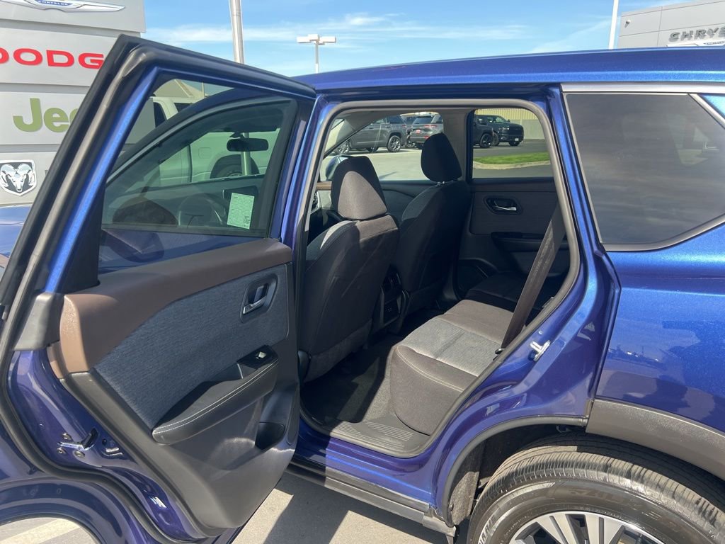 Used 2023 Nissan Rogue SV image 16