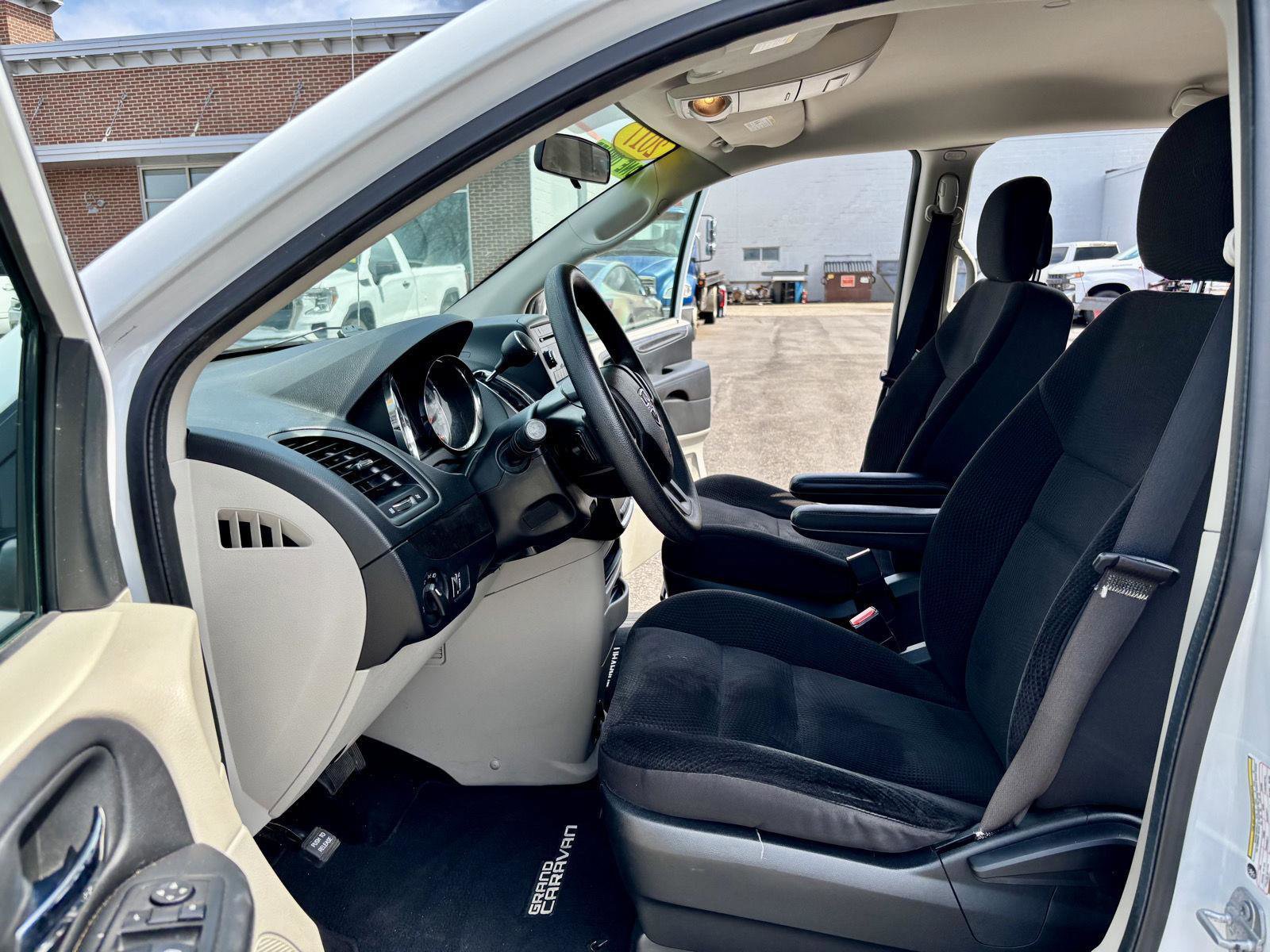 Used 2017 Dodge Grand Caravan SE image 2