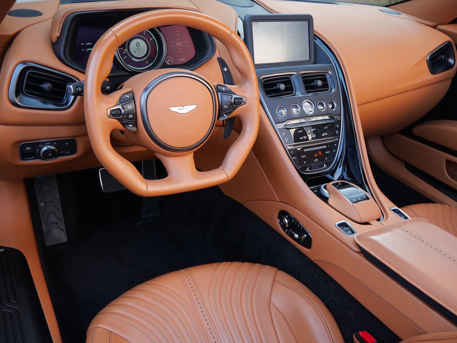 Used 2023 Aston Martin DB11 Volante RWD image 3