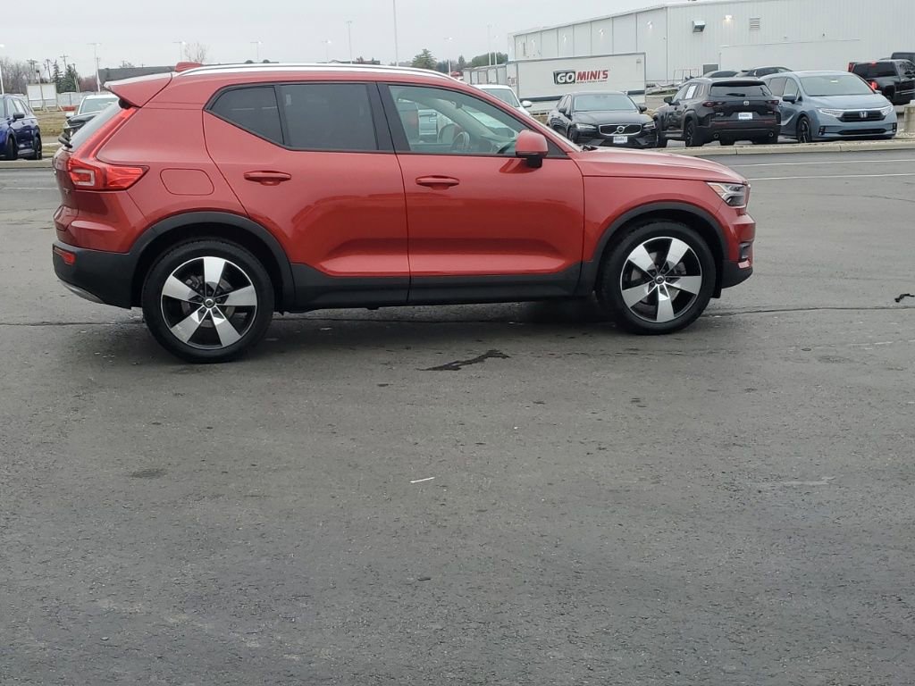 Used 2021 Volvo XC40 T5 Momentum w/ Climate Package image 10