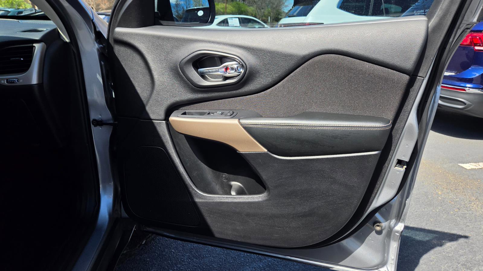 Used 2017 Jeep Cherokee Latitude w/ Safety/Convenience Group image 36