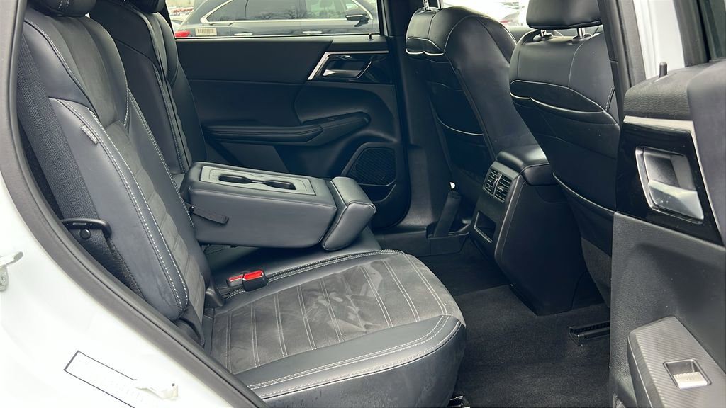 Used 2024 Mitsubishi Outlander SE image 14
