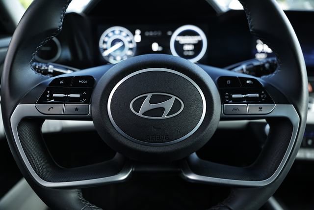 Certified 2025 Hyundai Elantra Limited FWD image 32