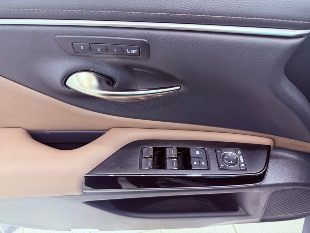 Certified 2025 Lexus ES 300h w/ Premium Package FWD image 17