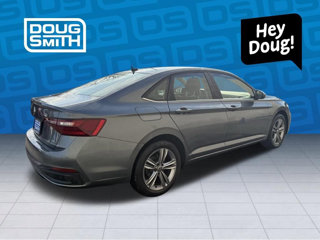Used 2024 Volkswagen Jetta SE image 4