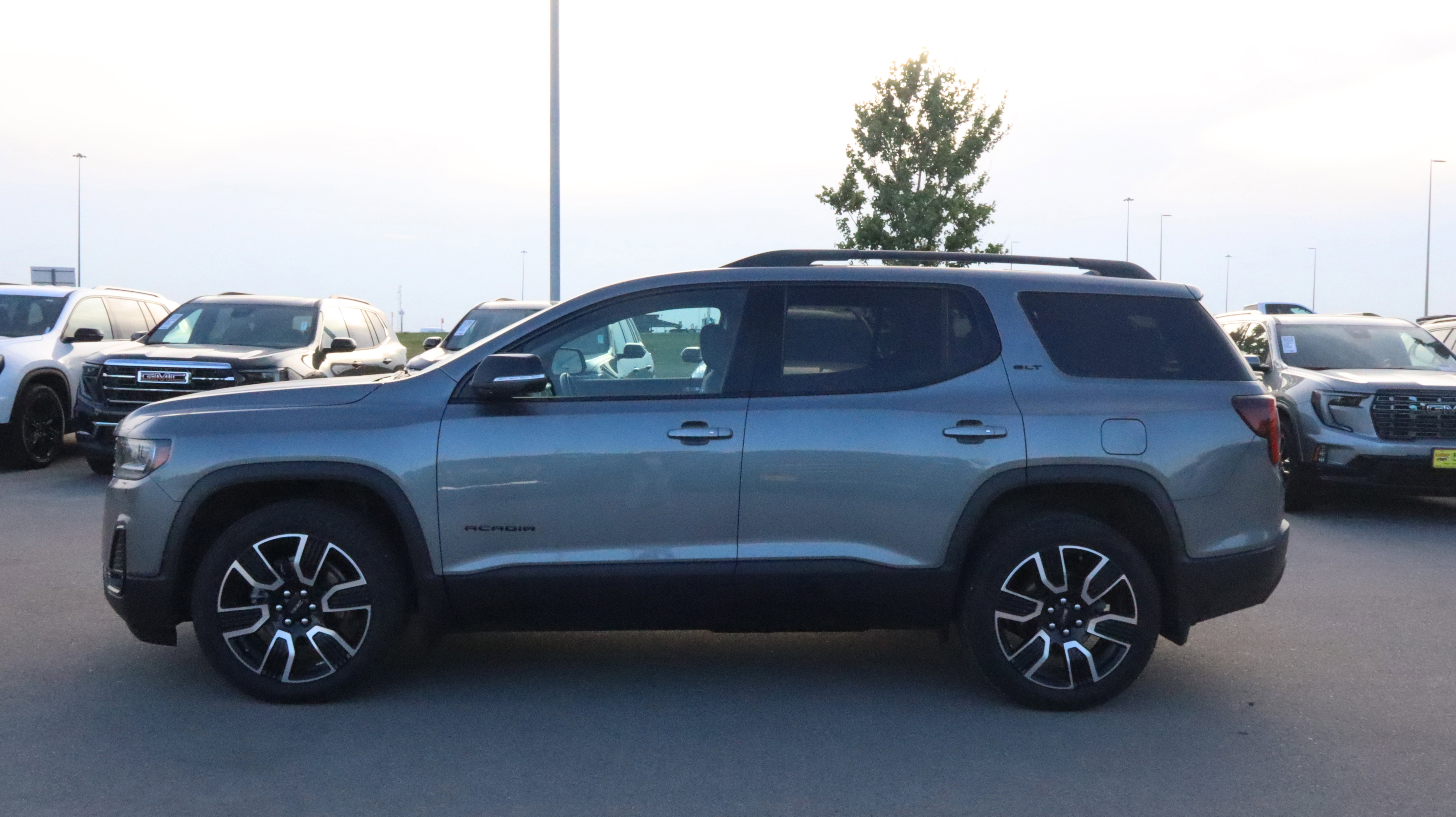 Used 2021 GMC Acadia SLT w/ Elevation Edition AWD/4WD image 4