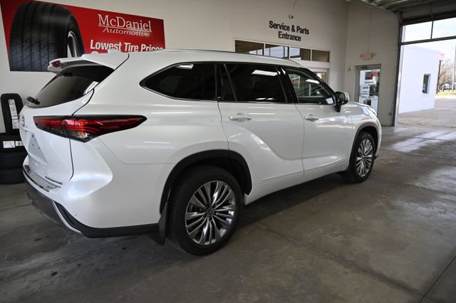 Used 2022 Toyota Highlander Platinum image 4