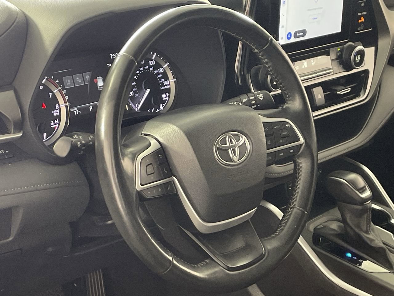 Used 2024 Toyota Highlander LE FWD image 13