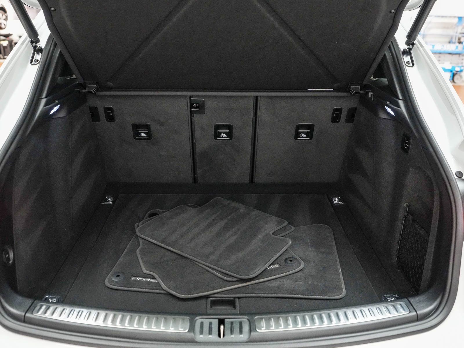Certified 2025 Porsche Macan image 30