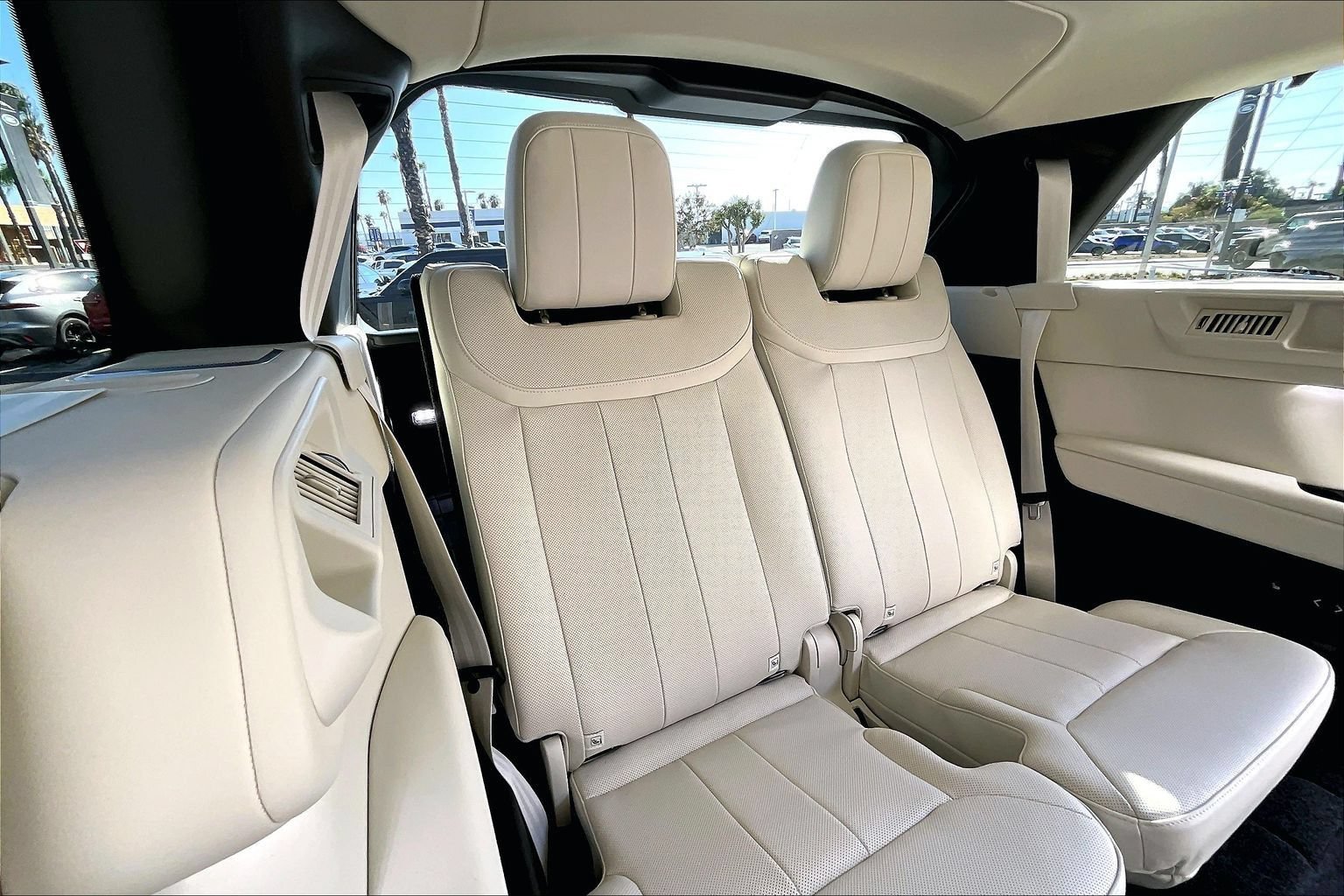 New 2026 Land Rover Range Rover Long Wheelbase SE AWD/4WD image 11
