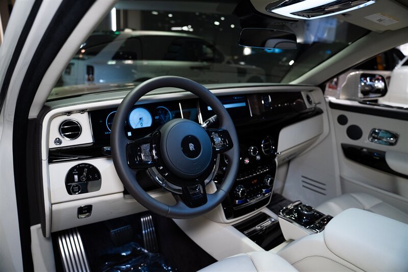 Used 2026 Rolls-Royce Phantom Sedan RWD image 27