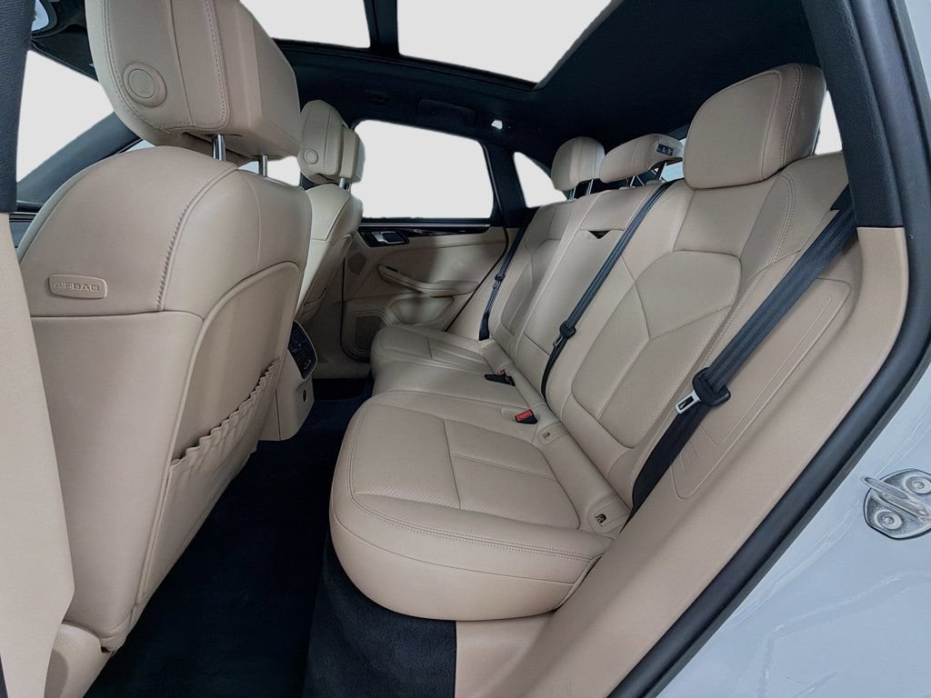 Certified 2023 Porsche Macan AWD/4WD image 23