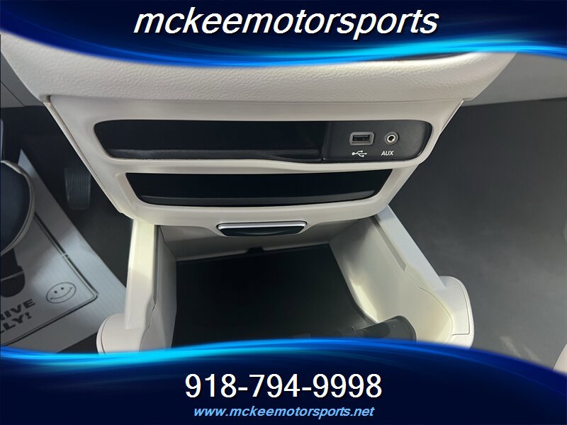 Used 2018 Chrysler Pacifica Touring-L FWD image 16