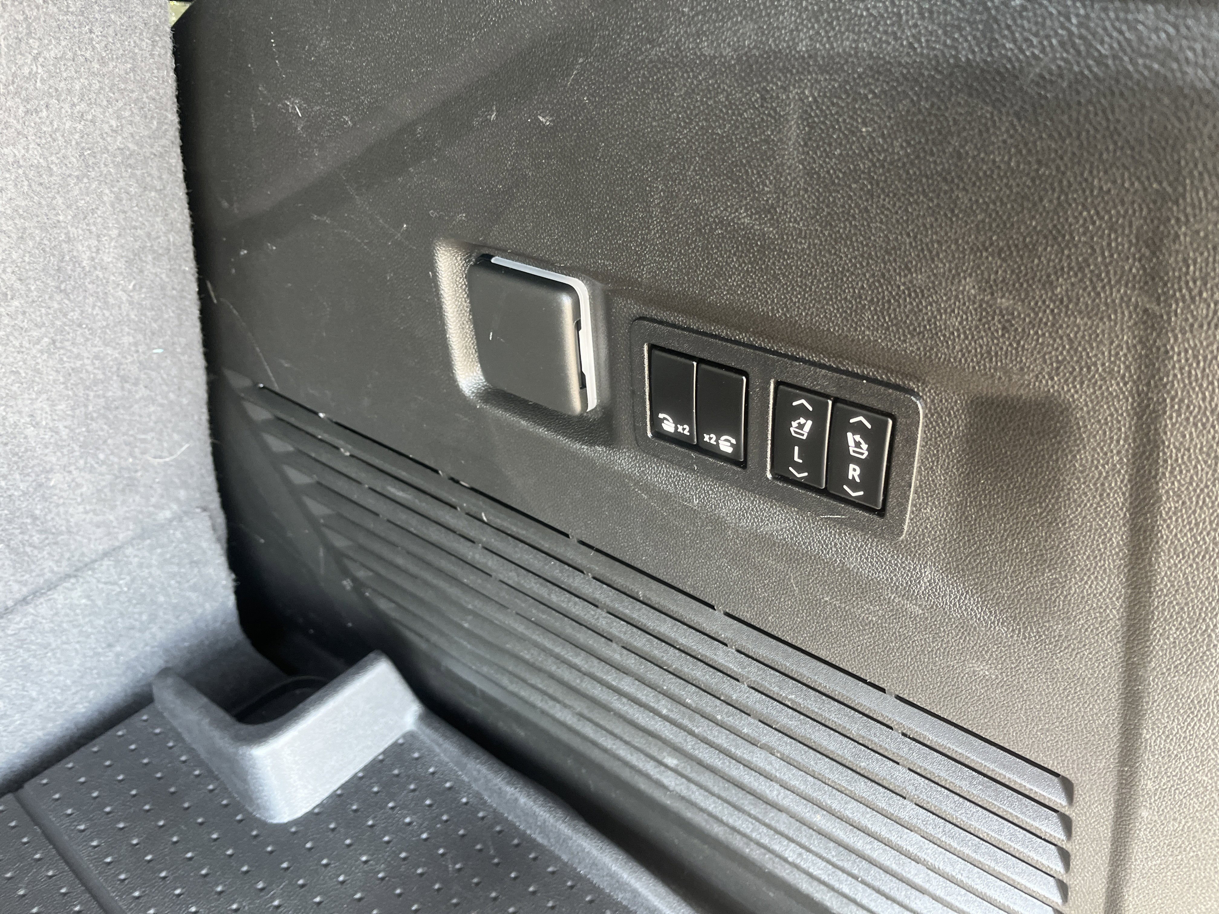 Used 2022 Chevrolet Tahoe RST w/ Luxury Package image 16