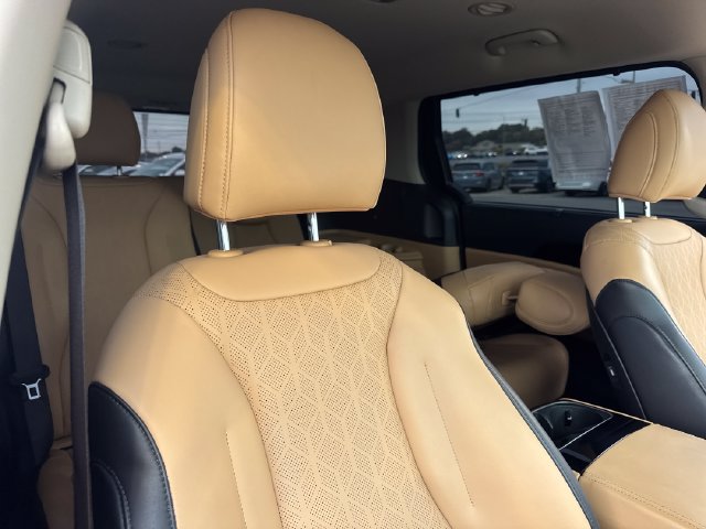 Used 2024 Kia Carnival EX FWD image 35