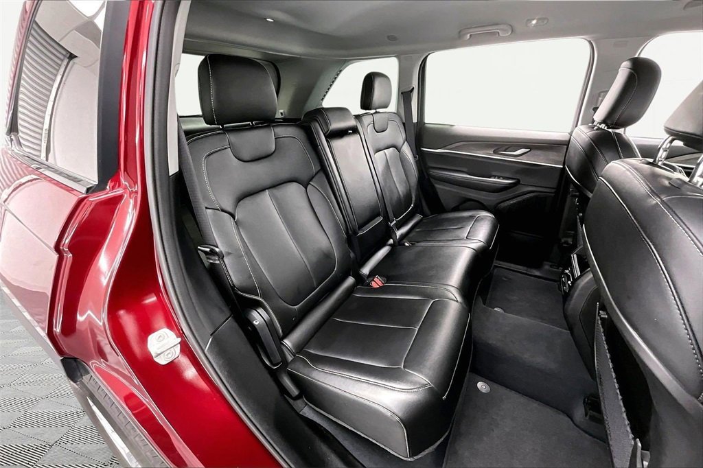 Used 2023 Jeep Grand Cherokee Limited w/ Black Appearance Package image 27