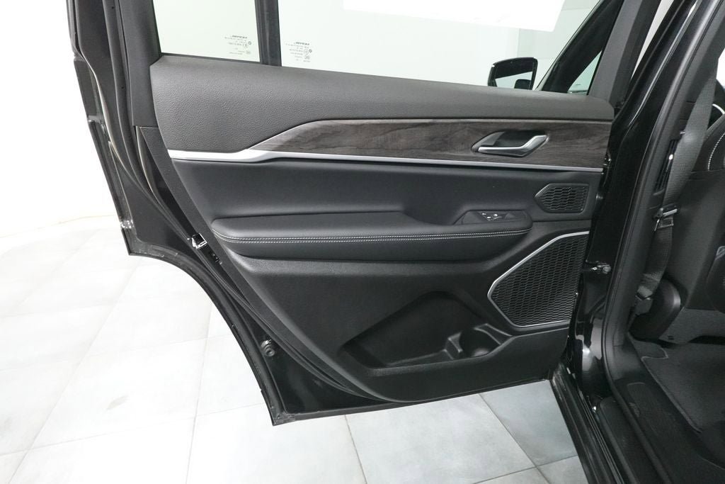 New 2026 Jeep Grand Cherokee L Limited w/ Limited Altitude Package AWD/4WD image 25