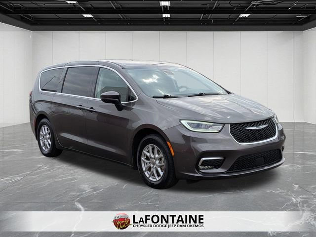 Used 2023 Chrysler Pacifica Touring-L image 3