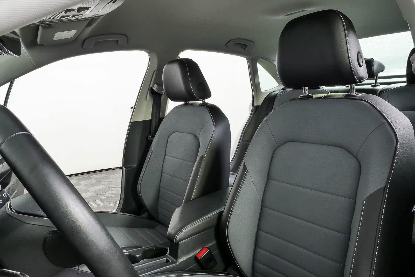 Certified 2025 Volkswagen Jetta SE FWD image 5