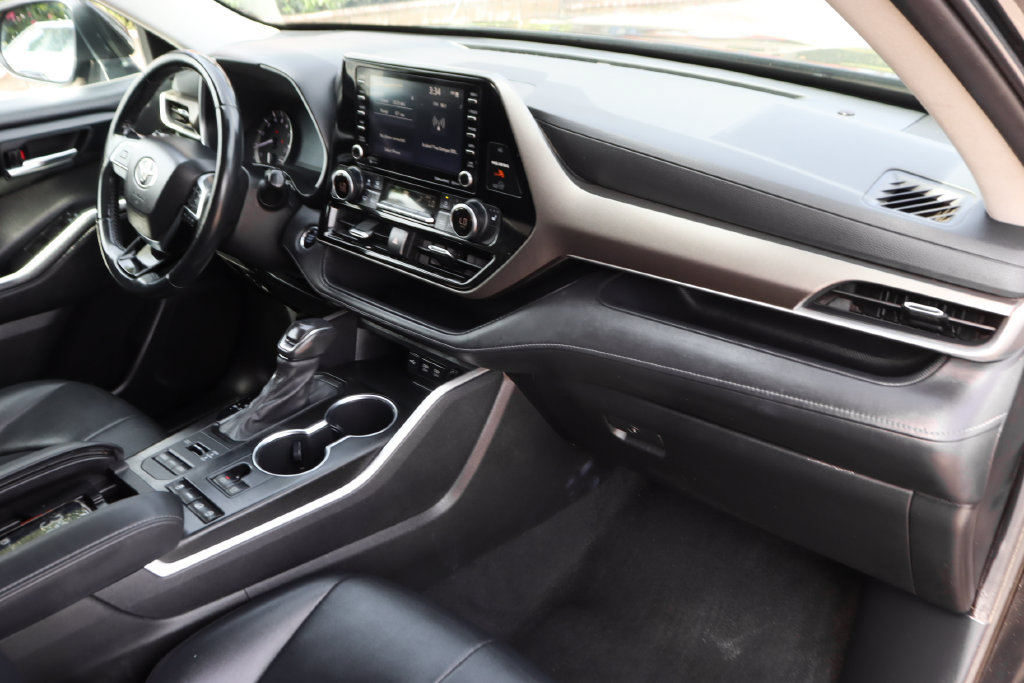 Used 2021 Toyota Highlander XLE AWD/4WD image 40