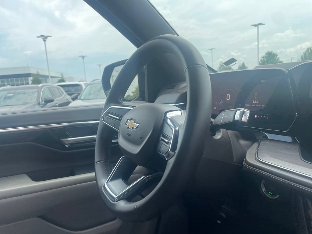 Used 2025 Chevrolet Suburban LT RWD image 28