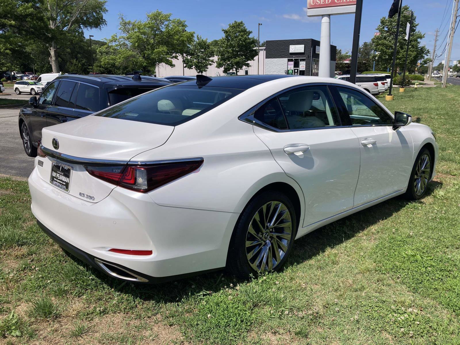 Used 2024 Lexus ES 350 w/ Luxury Package FWD image 3