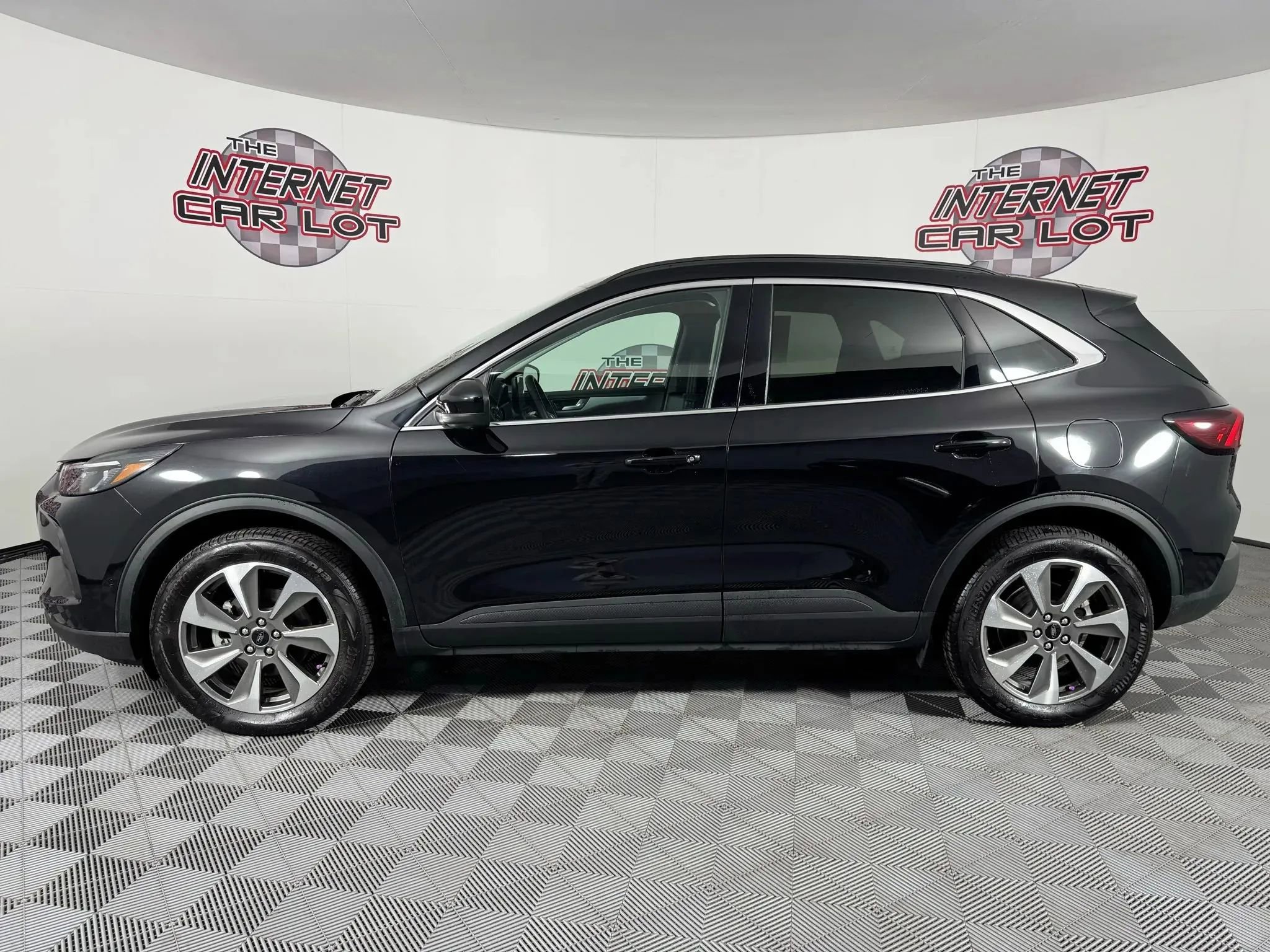Used 2025 Ford Escape Platinum w/ Premium Technology Package AWD/4WD image 4