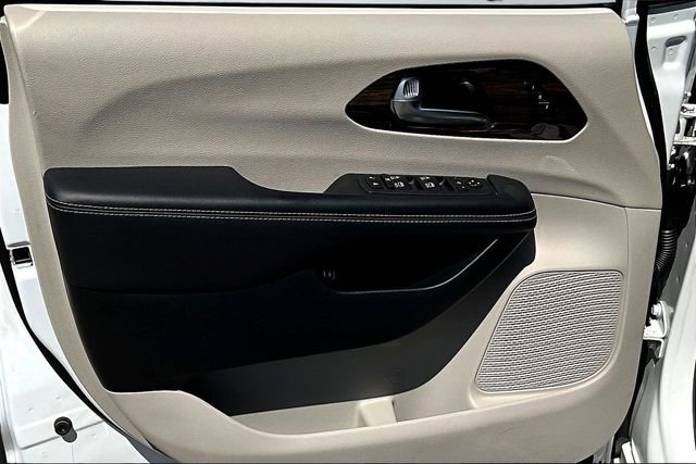 Used 2023 Chrysler Pacifica Limited image 21