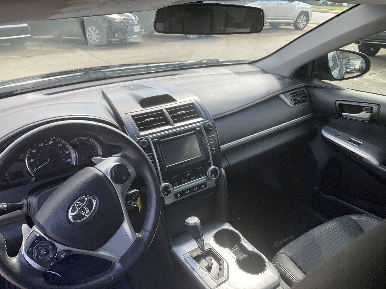 Used 2014 Toyota Camry SE FWD image 14