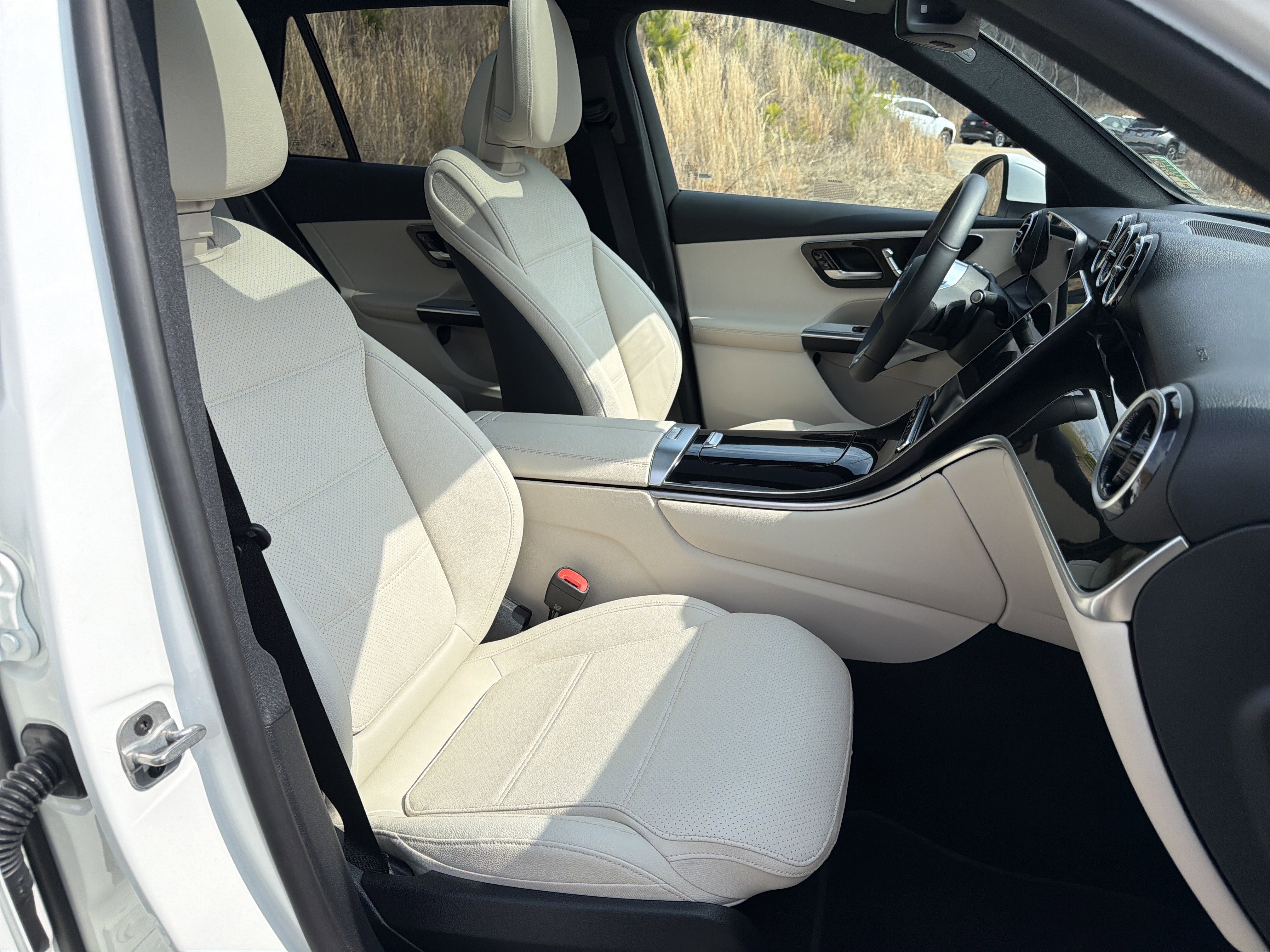 Used 2025 Mercedes-Benz GLC 300 4MATIC image 13